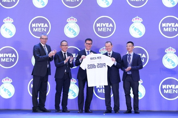 Đại diện NIVEA MEN và huyền thoại Emilio bắt tay hợp tác tại Việt Nam