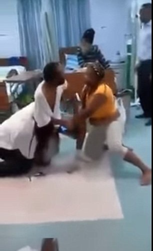 Được vợ và bồ cùng vào bệnh viện thăm hỏi và cái kết "khủng khiếp" - 2
Người phụ nữ áo vàng giữ nắm tóc của người phụ nữ áo trắng