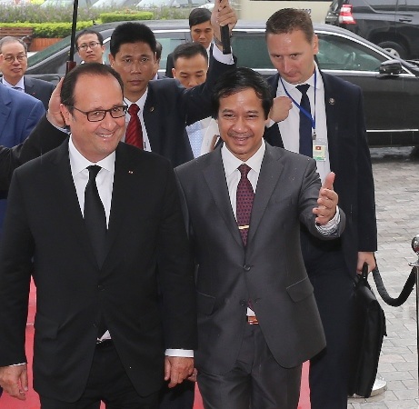 Tổng thống Pháp Hollande: Mong muốn đón nhiều sinh viên Việt Nam sang Pháp học tập - 1
Giám đốc ĐH QGHN Nguyễn Kim Sơn đón tiếp Tổng thống Pháp Hollande