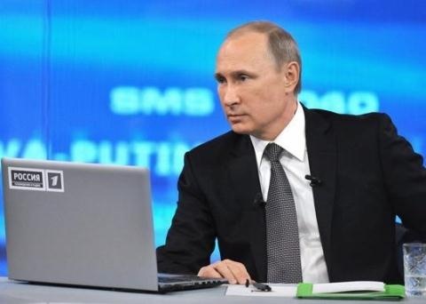 Putin bật mí Tổng thống Nga tiếp theo - 2 Ông Putin bỏ ngỏ khả năng tiếp tục làm Tổng thống nhiệm kỳ 3 trong chương trình đối thoại với người dân. Ảnh: Sputnik