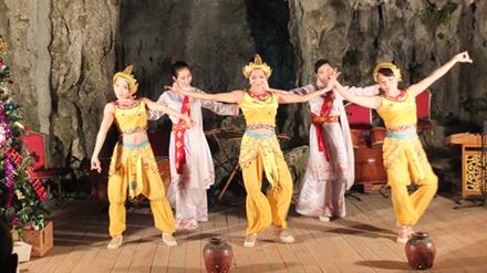 Biến vịnh Hạ Long thành phòng tiệc: Di sản bị đặt sau lợi ích doanh nghiệp? - 1 Biến vịnh Hạ Long thành phòng tiệc: Di sản bị đặt sau lợi ích doanh nghiệp? - 1