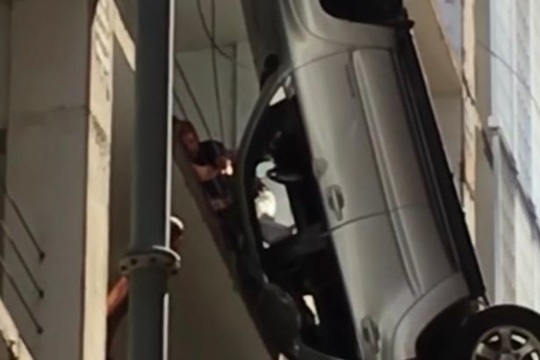 Thót tim cảnh xe treo lơ lửng trên không - 2 Thót tim cảnh xe treo lơ lửng trên không - 2