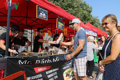 Việt Nam tham gia Lễ hội ẩm thực châu Á tại Praha - 2 Bánh mì kẹp thịt- món ăn đường phố hấp dẫn trên thế giới.