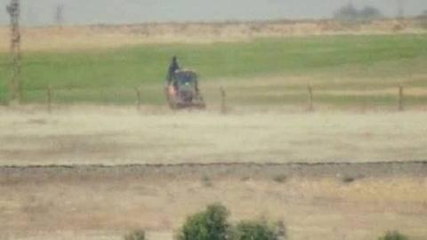 Thổ Nhĩ Kỳ chấp hành thỏa thuận ngừng bắn Syria? - 2 Xe ủi đất của Thổ Nhĩ Kỳ tràn sang biên giới Syria ở Tal Abyad.