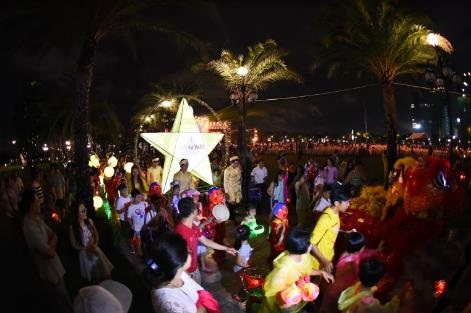 Không chỉ các em nhỏ háo hức, các bậc phụ huynh cũng xắn tay vào trang trí lồng đèn, làm diều, nặn bánh trung thu để cùng hồi tưởng lại những kí ức hồi thơ bé.