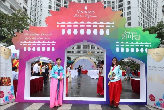 
“Vầng Trăng Chuseok – Gắn kết tình thân” được xem là một điểm nhấn thú vị trong các hoạt động văn hóa Việt - Hàn tại Vinhomes Royal City.
