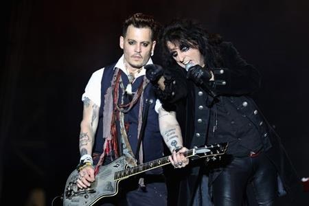 Ly dị vợ, Johnny Depp càng phấn khởi đi tour - 1 Johnny Depp không hề suy sụp khi ly dị vợ