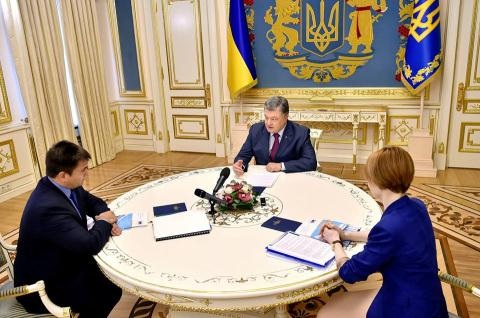 Ukraine chống Nga nhưng Moscow sẽ luôn thiện chí - 2 Ông Poroshenko làm việc với Bộ Ngoại giao Ukraine về đơn kiện Nga. Ảnh: UA Today