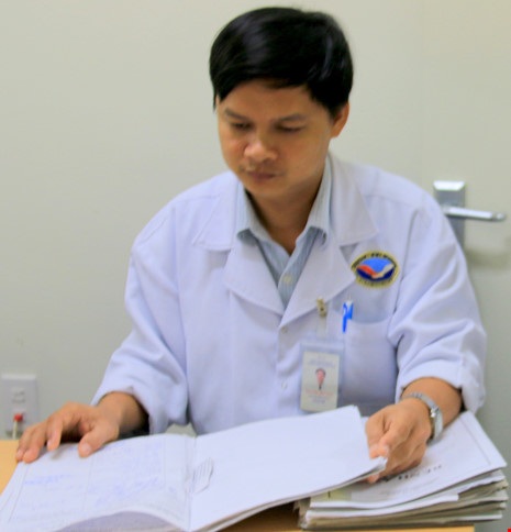 Quảng Nam: Bé sơ sinh tử vong, người nhà tố bác sĩ - 2 Ông Nguyễn Văn Trực (Phó Trưởng khoa Nhi) cũng cho rằng đã hết sức cứu chữa cho cháu bé. Ảnh: HUY TRƯỜNG