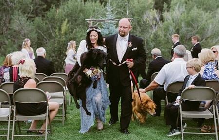 Katie đã ôm thú cưng bước vào đám cưới trong sự bất ngờ của mọi người