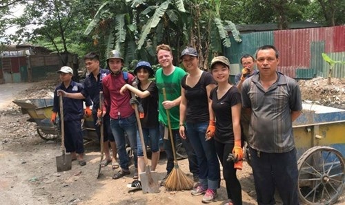 “Ông Tây móc cống”: Hiệp sĩ của những “dòng sông chết” - 2
Cứ đến cuối tuần, James và các thành viên của Keep Hanoi Clean lại tìm đến những nơi tập trung rác bẩn để dọn dẹp. Ảnh: Nhã Khanh.