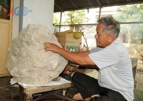 Đào rẫy cà phê, được khối đá quý 20 tấn giá chục tỷ - 2 Hòn đá có mùi thơm ở An Giang.
