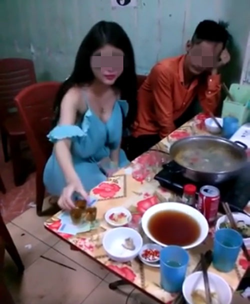 
Cô gái thản nhiên uống cạn từng chén rượu trước vẻ mặt ỉu xìu của chàng trai
