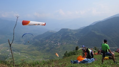 Phiêu cùng dù lượn - 2
Các phi công dù lượn chuẩn bị dù trước khi cất cánh. Ảnh: Phương Hiếu