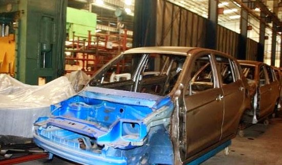 Nhà máy ôtô ngàn tỷ bán sắt vụn: Đại gia sạt nghiệp - 2
Xe ô tô đắp chiếu