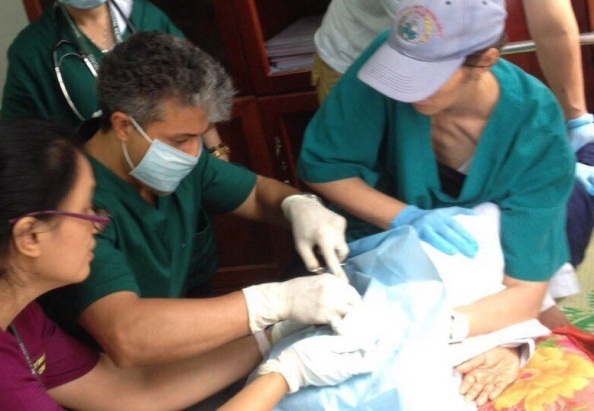 Phòng khám Family Medical Practice Việt Nam chăm sóc y tế và tặng quà cho huyện nghèo - 2 Phòng khám Family Medical Practice Việt Nam chăm sóc y tế và tặng quà cho huyện nghèo - 2