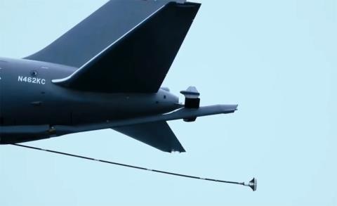 Máy bay KC-46A tiếp dầu ở độ cao gần 9km - 2 Thiết kế đặc biệt của KC-46A là máy bay này vừa được trang bị ống tiếp dầu cứng và mềm.
