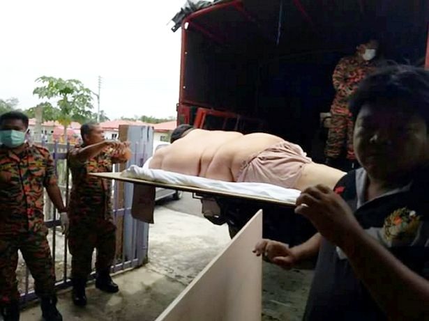 Người đàn ông béo phì phải nhập viện bằng xe tải hạng nặng - 2
Vì xe cứu thương quá nhỏ, lực lượng cứu hộ phải điều động xe tải 5 tấn để chở Sia