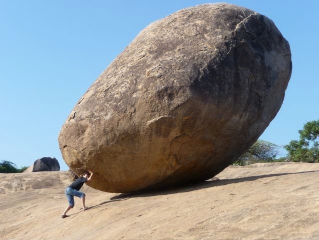 Hòn đá khổng lồ kỳ lạ "thách thức" quy luật tạo hóa - 1