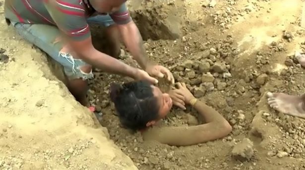 
Người thân của cô gái tin rằng phương pháp chữa bệnh này sẽ lấy hết năng lượng từ sét đánh ra khỏi cơ thể
