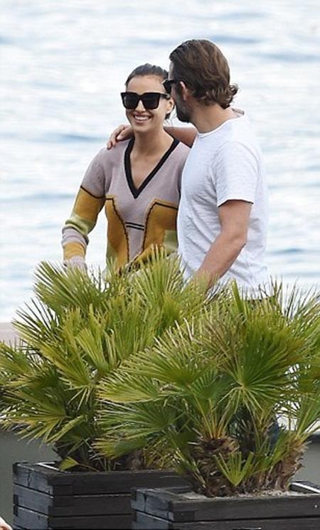 Bồ cũ của Ronaldo diện bikini bốc lửa, tình tứ bên người mới - 10 … gián tiếp phủ nhận tin đồn chia tay