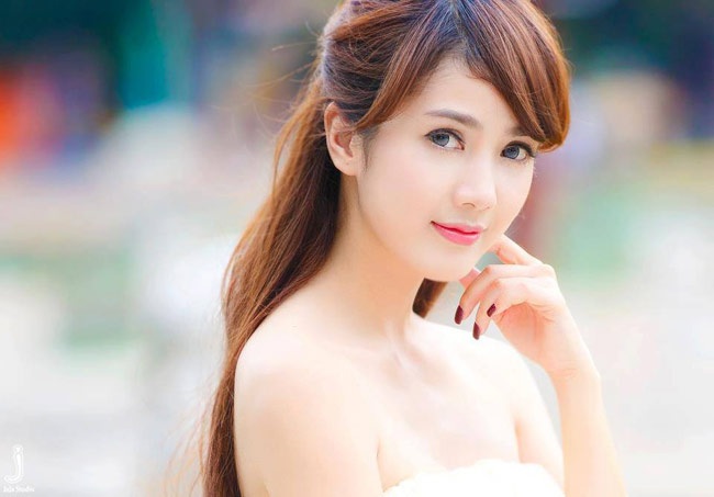 5 hot girl chứng minh "con gái tên Linh thường rất xinh" - 11
Linh Napie tên thật là Hồ Thị Thùy Linh (sinh năm 1991, Phan Thiết), cựu sinh viên trường ĐH Kỹ thuật Công nghệ TP.HCM.