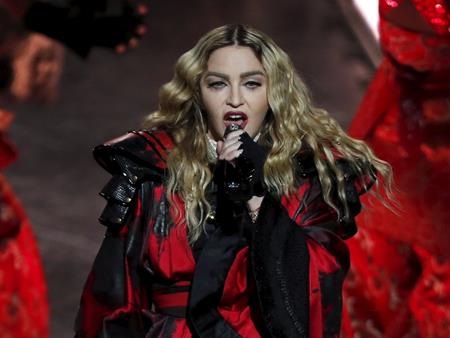 Những ngôi sao giàu có nhất hành tinh - 10 “Nữ hoàng nhạc pop” Madonna chính là ngôi sao giàu có nhất hành tinh với khối tài sản ước tính lên tới 910 triệu đô la Mỹ. Hơn ba thập kỉ qua, Madonna luôn duy trì được vị thế hàng đầu trong làng nhạc thế giới. “Nữ hoàng nhạc pop” cũng chính là người giữ kỉ lục nghệ sĩ solo “ăn khách” nhất lịch sử với 1.3 tỷ đô la doanh thu bán vé đi tour. Ngay từ năm 1992, Madonna đã lập ra hãng đĩa nổi tiếng Maverick Record, ngoài ra, “nữ hoàng nhạc pop” còn “ăn nên làm ra” nhờ các thương hiệu thời trang Material Girl và chuỗi phòng tập thể dục cao cấp Hard Candy Fitness.
