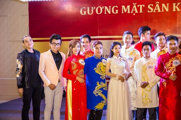 Á vương Ký Quốc Đạt & ban tổ chức cuộc thi chụp hình lưu niệm cùng các thí sinh.