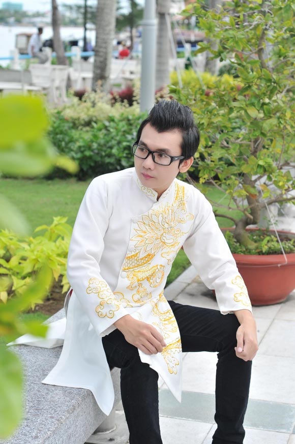 Chàng á vương thanh lịch trong tà áo dài độc đáo của NTK Đức Minh