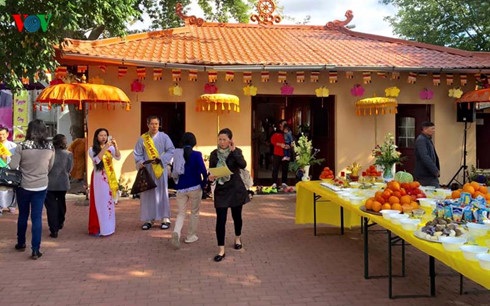 Đại lễ Vu Lan ấm áp tại Berlin cùng bà con Việt kiều ở Đức - 12 Đại lễ Vu Lan ấm áp tại Berlin cùng bà con Việt kiều ở Đức - 12