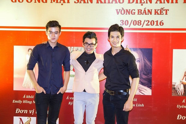 Chàng Á vương thân thiện bên cạnh người mẫu Đàm Quang Sơn (phải)