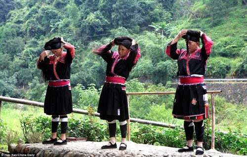 Bên trong ngôi làng phụ nữ chỉ cắt tóc một lần trong đời - 10
“Chúng tôi không cắt tóc từ khi chào đời. Khi lên 18 tuổi, chúng cắt tóc duy nhất một lần trong nghi lễ trưởng thành, đánh dấu thiếu nữ đã lớn và có thể kết hôn”, bà Pan giải thích.