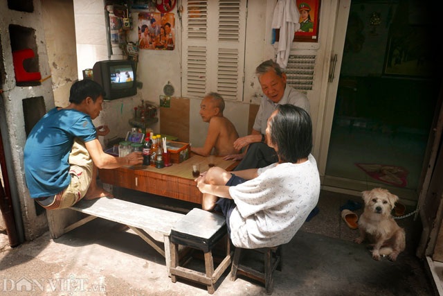 Chùm ảnh: Bình yên phố cổ Hà Nội - 7 Hình ảnh tivi xưa cũ cùng khung cảnh bình dị tại ngõ Hàng Chỉ.