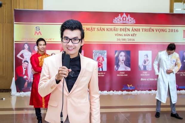 Chàng Á vương nhận được quan tâm của báo chí-phóng viên.