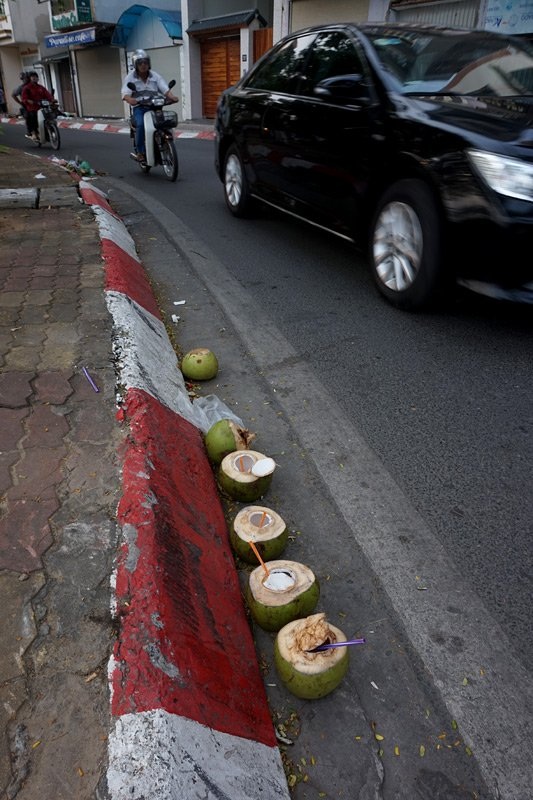 Dân Hà thành bịt mũi tập thể dục, nhắm mắt nhậu trên rác - 13 Nghệ thuật sắp đặt rác của một quán giải khát trên phố Nguyễn Đình Thi