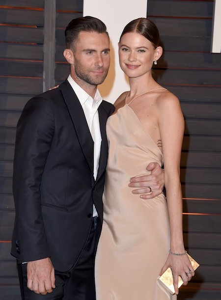 Điểm danh những sao bự đã “báo hỉ” trong năm nay - 13 Thiên thần nội y Behati Prinsloo và nam ca sĩ Adam Levine cũng sẽ được “lên chức” trong năm nay. Thủ lĩnh nhóm Maroon 5 đang cảm thấy vô cùng hạnh phúc vì sắp được làm bố và thường xuyên chia sẻ những hình ảnh bầu bí cực kì dễ thương của bà xã lên trang cá nhân.