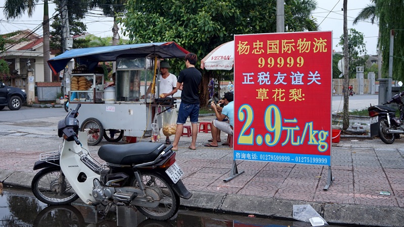 Khu "phố Tàu" tái xuất sát "nách" Thủ đô - 13
Ngay cả quầy bán bánh mỳ nằm trên hè phố trung tâm xã Phù Khê cũng trưng biển hiệu toàn chữ tiếng Trung.