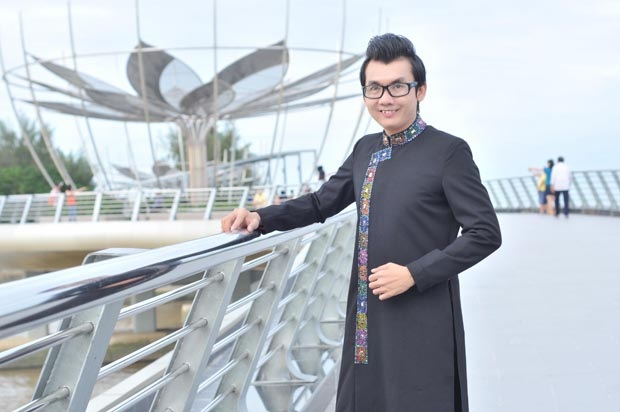 Vẻ tự tin và tác phong chuyên nghiệp của nam người mẫu được mọi người khen ngợi.