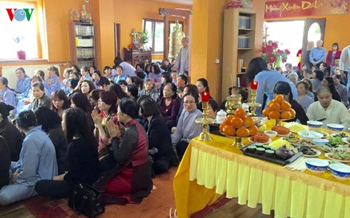 Đại lễ Vu Lan ấm áp tại Berlin cùng bà con Việt kiều ở Đức - 14 Đại lễ Vu Lan ấm áp tại Berlin cùng bà con Việt kiều ở Đức - 14
