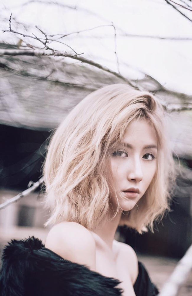 Hot girl đón tuổi mới bằng những bộ hình cực sexy - 14
Cô nàng diện style thả rông vòng một và khoe bờ vai trần quyến rũ.