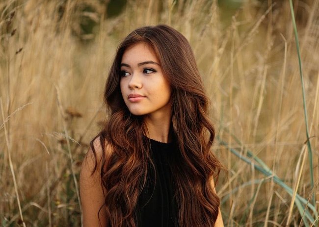 4 “hot girl lai” vừa giàu có, xinh đẹp lại học rất giỏi - 15
Vivian sở hữu vẻ đẹp riêng biệt, vừa có nét đằm thắm Á đông vừa có vẻ sắc sảo, phóng khoáng của phương Tây.