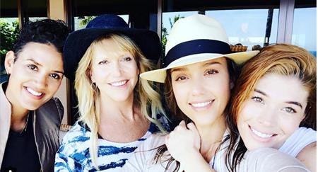 Sao và những thú vui “sang chảnh” ngày hè - 14 Jessica Alba hào hứng đi nghỉ mát ở Hawaii