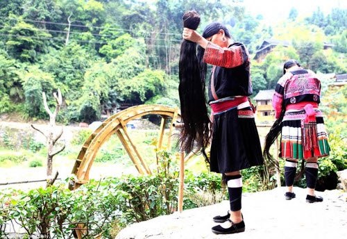 Bên trong ngôi làng phụ nữ chỉ cắt tóc một lần trong đời - 12
Những bó tóc cắt trong nghi lễ trường thành được giữ lại. Sau khi kết hôn và sinh con, phụ nữ Dao sẽ đội chúng lên đầu như một cách để phân biệt với những cô gái chưa có chồng.