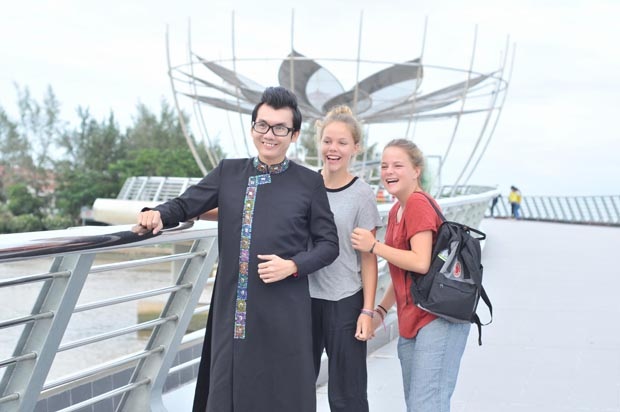 Trong ảnh, người hâm mộ ngoại quốc thích thú xin chụp ảnh cùng anh.