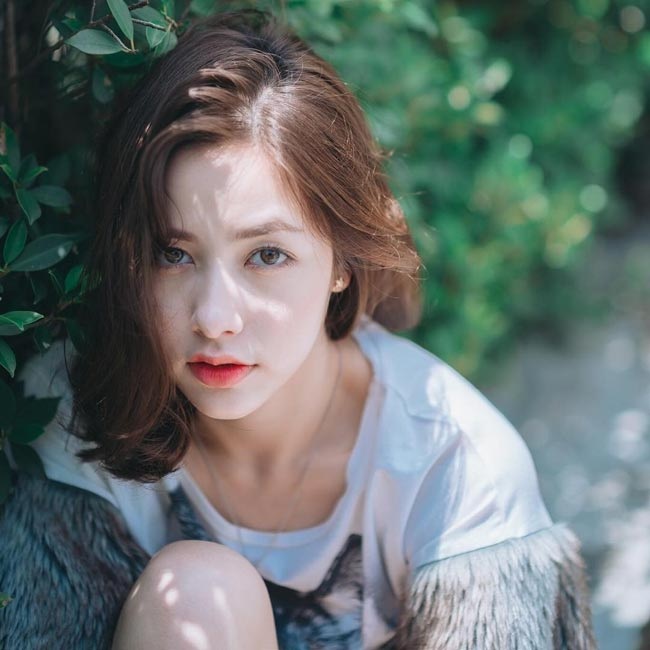 Hai “bông hồng lai” xinh nhất xứ Chùa Vàng - 17
Đôi môi trái tim cùng mái tóc ngắn cá tính là điểm hút ánh nhìn của cô nàng.