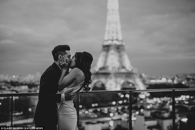 Bức ảnh lãng mạn chụp trên ban công một tòa nhà trước tháp Eiffel. (Nguồn: Dailymail)
