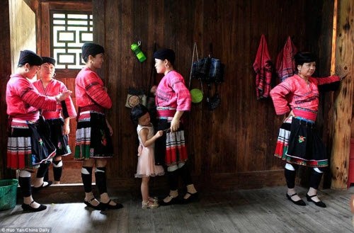 Bên trong ngôi làng phụ nữ chỉ cắt tóc một lần trong đời - 14
Tuy nhiên, một số bé gái dân tộc Dao ngày nay không còn giữ truyền thống để tóc dài như mẹ hay bà của họ.