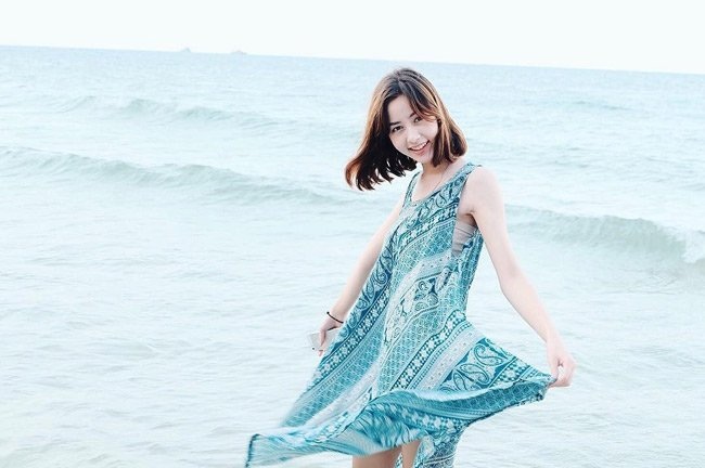 Hai “bông hồng lai” xinh nhất xứ Chùa Vàng - 19
Khi thì ngây thơ, trong sáng, lúc lại gợi cảm và quyến rũ.