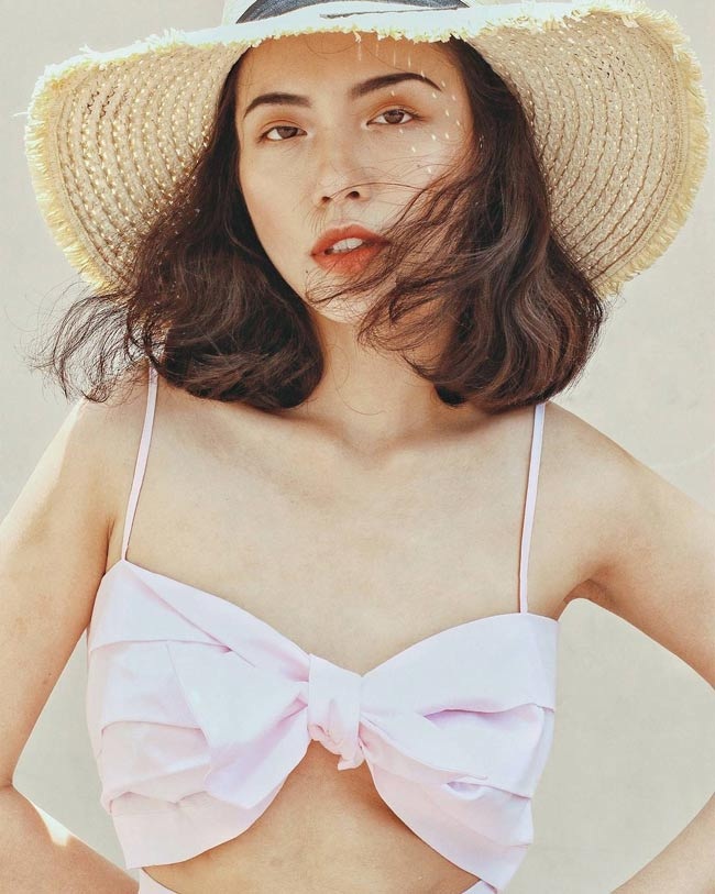 Cô gái Sài thành xinh như Hà Tăng, gợi cảm như Hà Hồ - 19
Nhiều người nói kiểu chân mày này cổ điển rồi, kẻ mày ngang đi nhưng mình vẫn quyết không thay đổi. Mình nghĩ, kẻ ngang hay dọc đều được hết, miễn sao mình tự tin, Trúc nói.