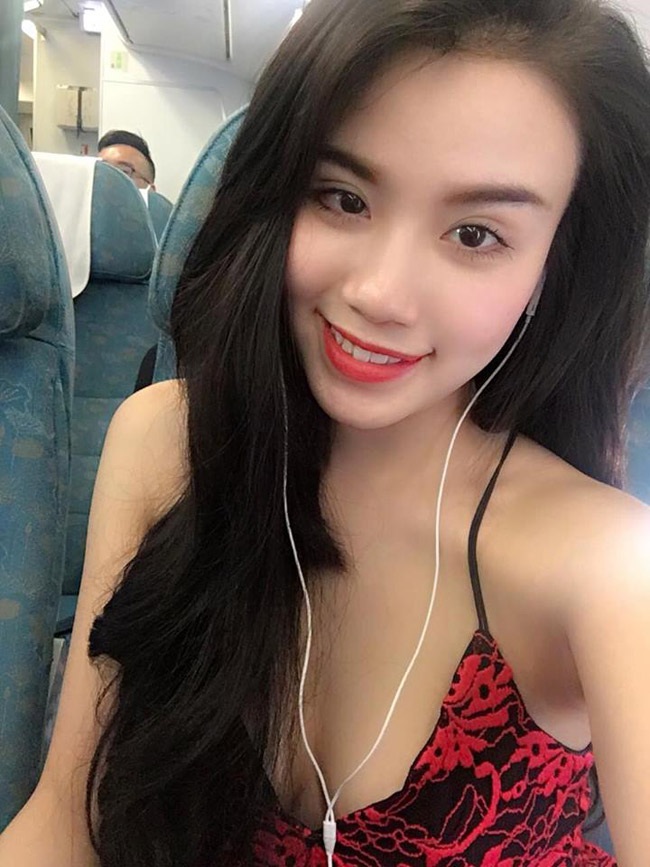 5 hot girl chứng minh "con gái tên Linh thường rất xinh" - 19
Sexy là phong cách mà Linh Miu theo đuổi từ khi mới nổi đến giờ.